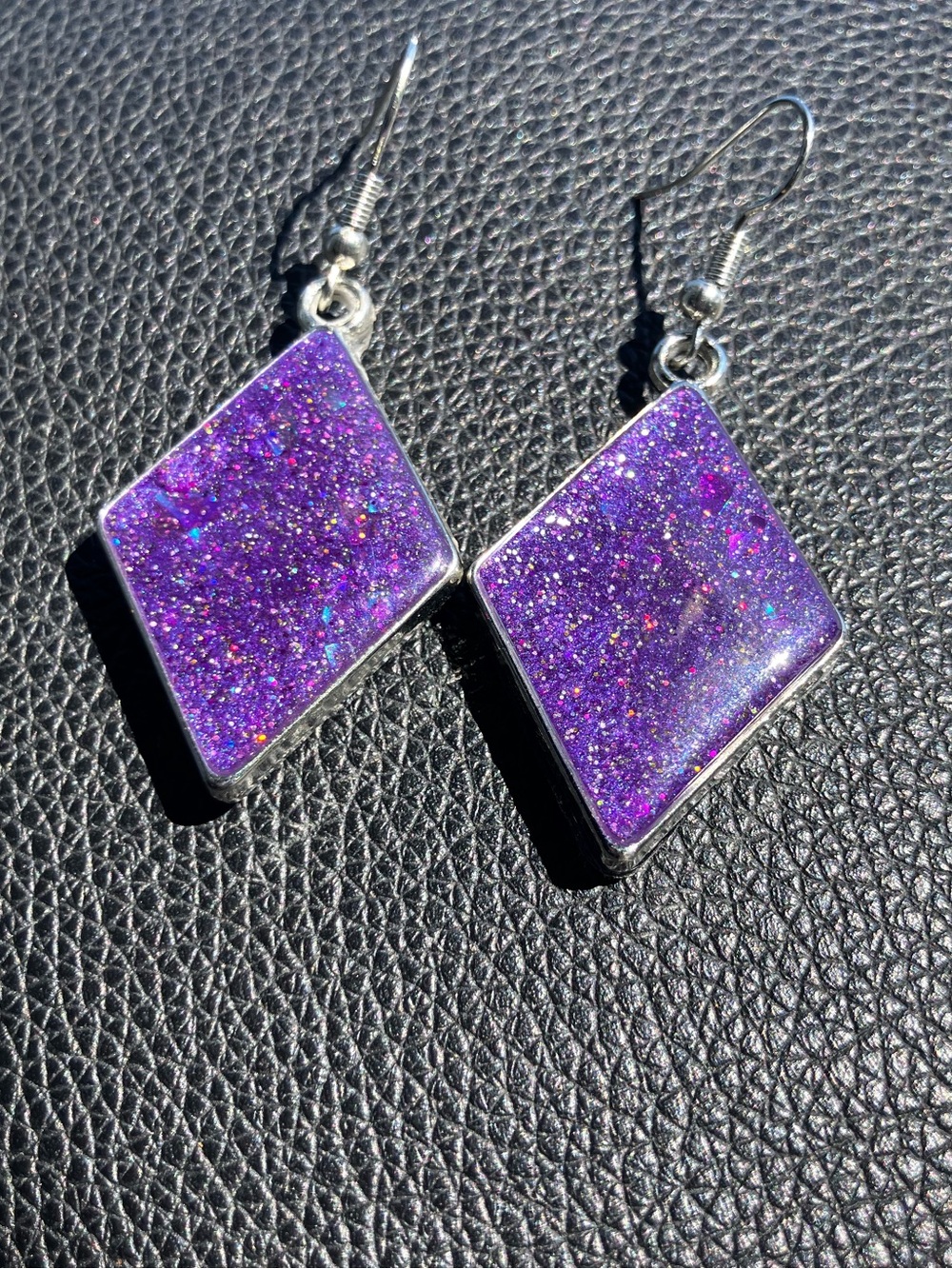 Purple glitter diamond shaped dangling earrings - Picture 4 of 6
